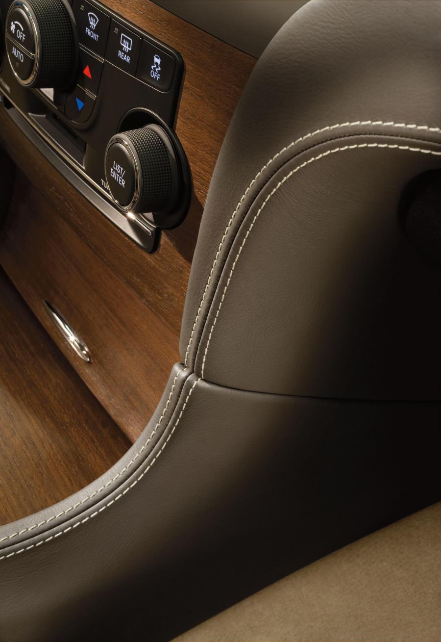  Chrysler 300C Luxury Series 2012 года  (фото 3 из 16)
